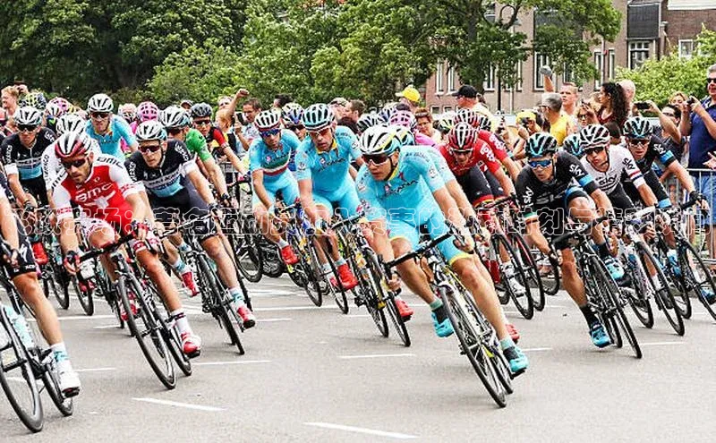 飞跃赛场：著名运动员加入赛事的激动时刻与精彩瞬间